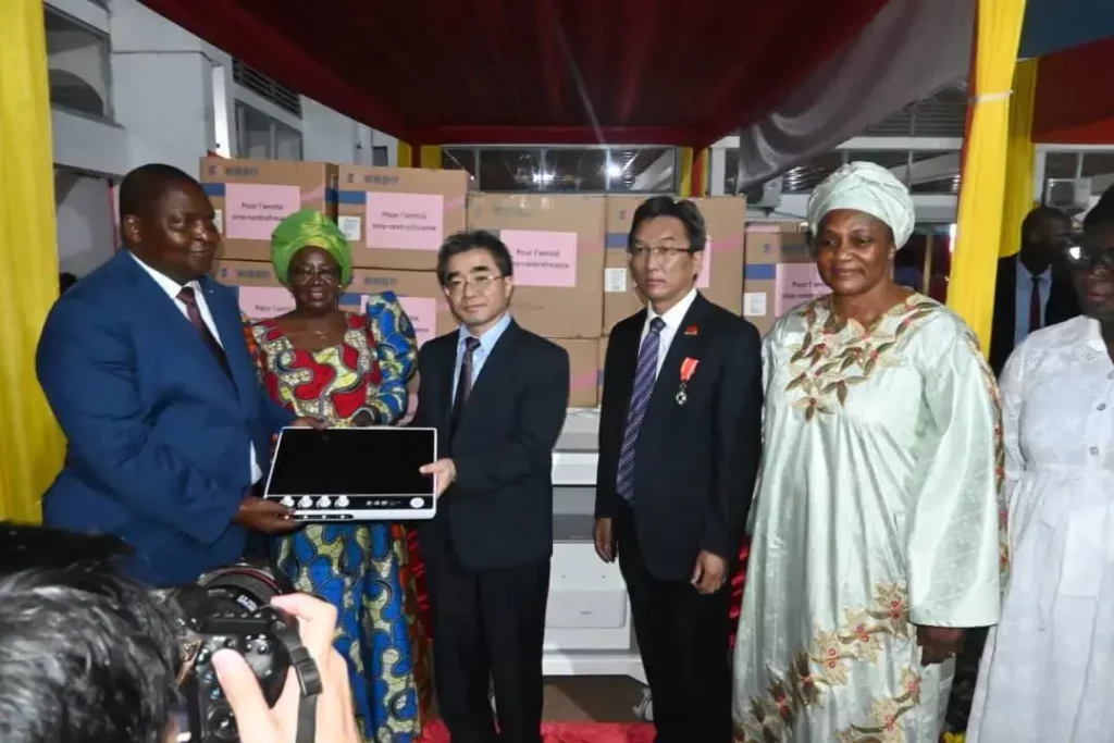 CEREMONIE DE REMISE DE DECORATION A LA 20EME PROMOTION DE LA MISSION MEDICALE CHINOISE COUPLEE AVEC LA CELEBRATION DE LA JOURNEE INTERNATIONALE DE LENFANT Lwsoptimized 1024x683
